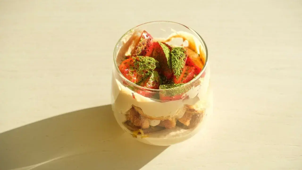 Десерт кофейный с матчей и клубникой - Zanoza Open Bar - готовим еду для современного жителя города