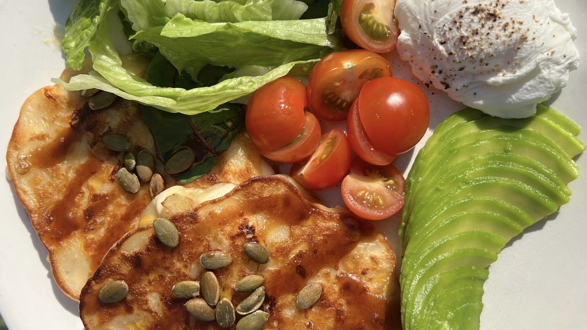 Чили-панкейки с яйцом пашот - Zanoza Open Bar - готовим еду для современного жителя города