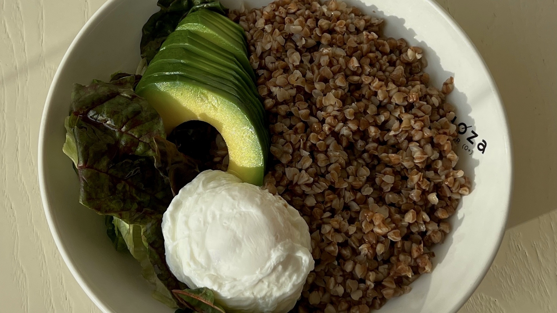 Гречневая каша с авокадо и яйцом пашот - Zanoza Open Bar - готовим еду для современного жителя города