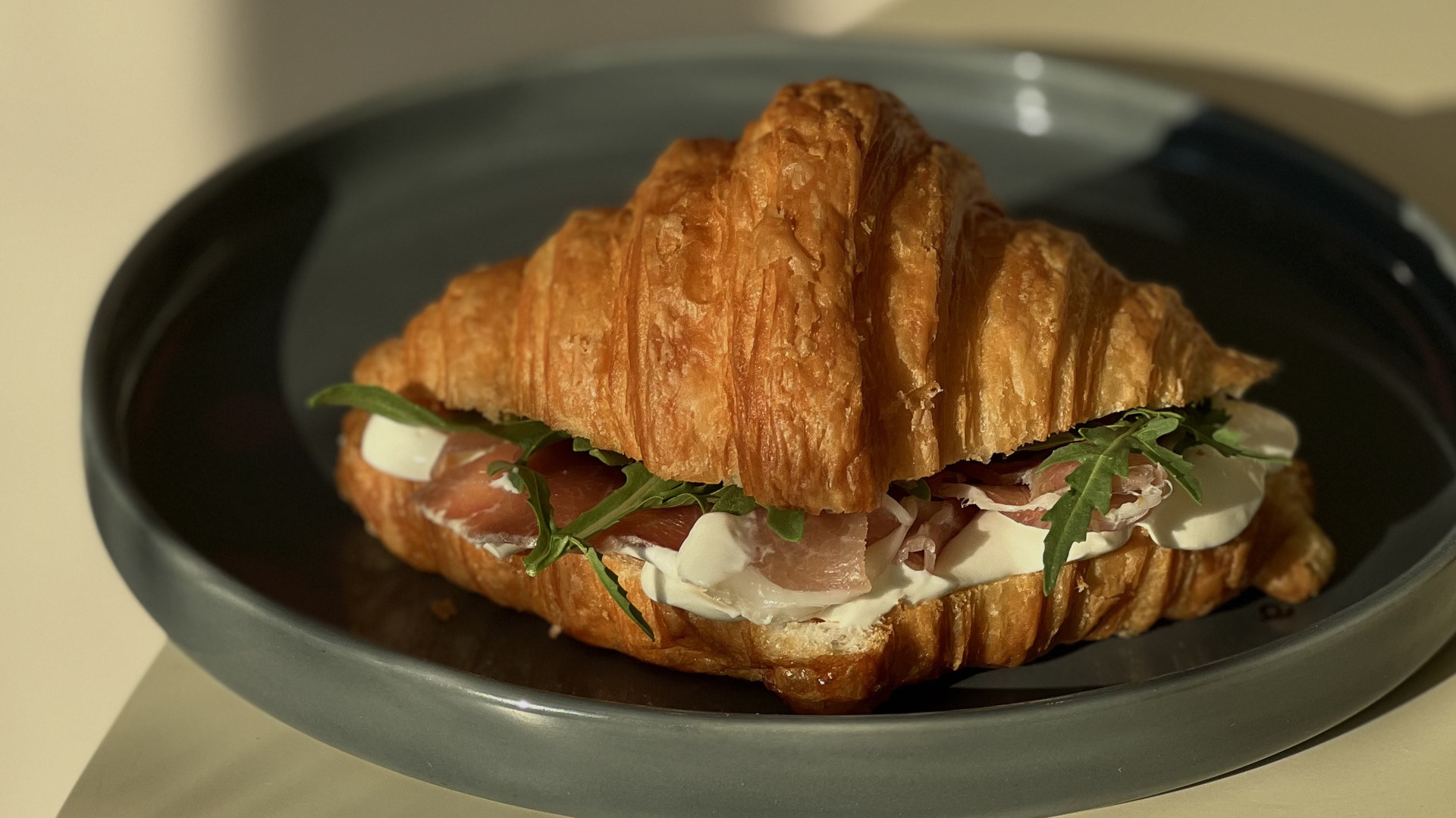 Круассан с пармой - Zanoza Open Bar - готовим еду для современного жителя города