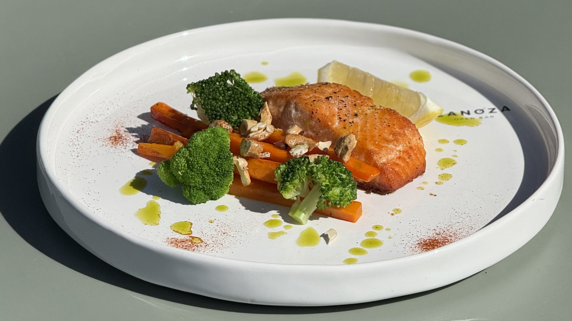 Стейк из лосося - Zanoza Open Bar - готовим еду для современного жителя города