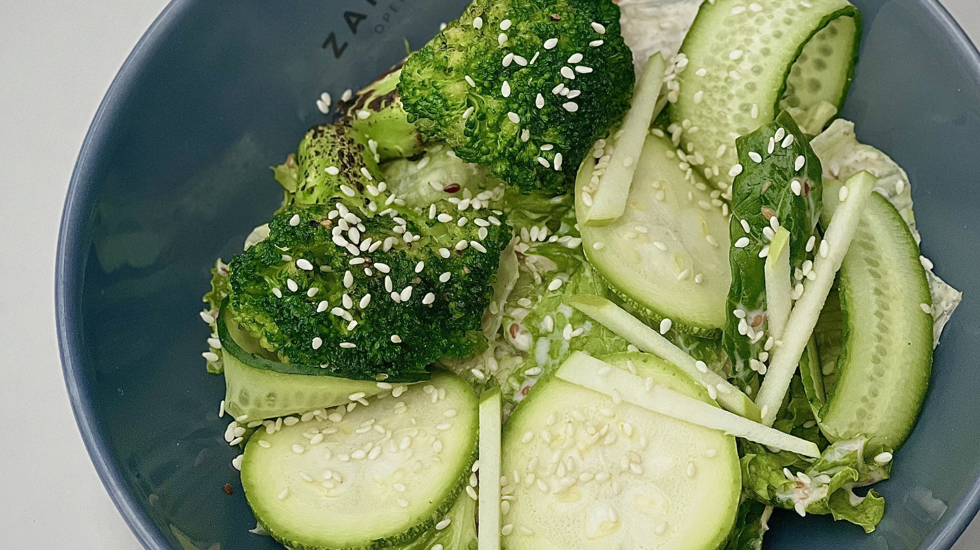 Зеленый салат с брокколи и яблоком - Zanoza Open Bar - готовим еду для современного жителя города